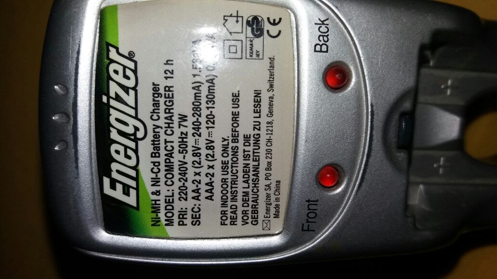 Vând încărcător baterii Energizer