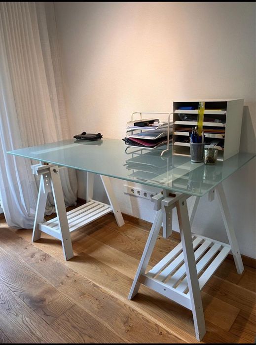 Masa cu blat din sticlă