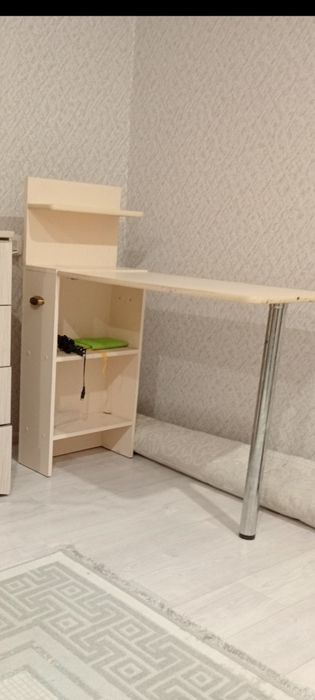Стол для маникюра.
