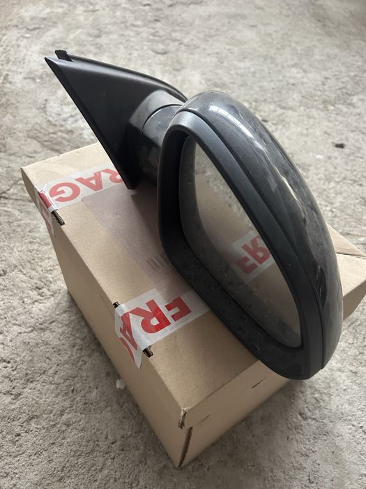 Se vinde tripla dreapta si oglinda dreapta Opel insignia 2011
