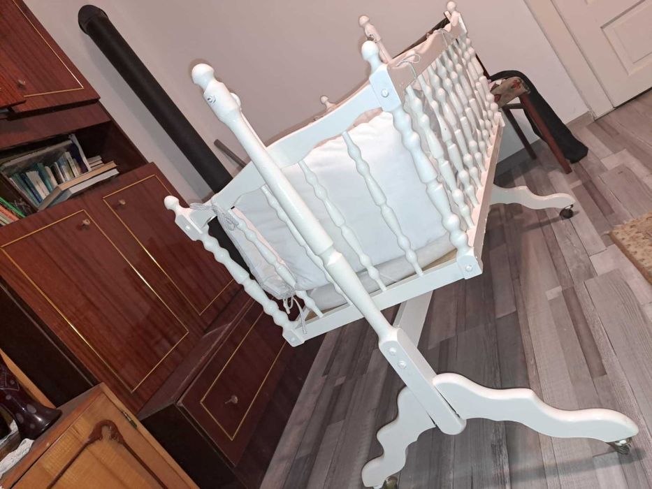 Vând leagăn din lemn pentru bebeluși – 130 lei