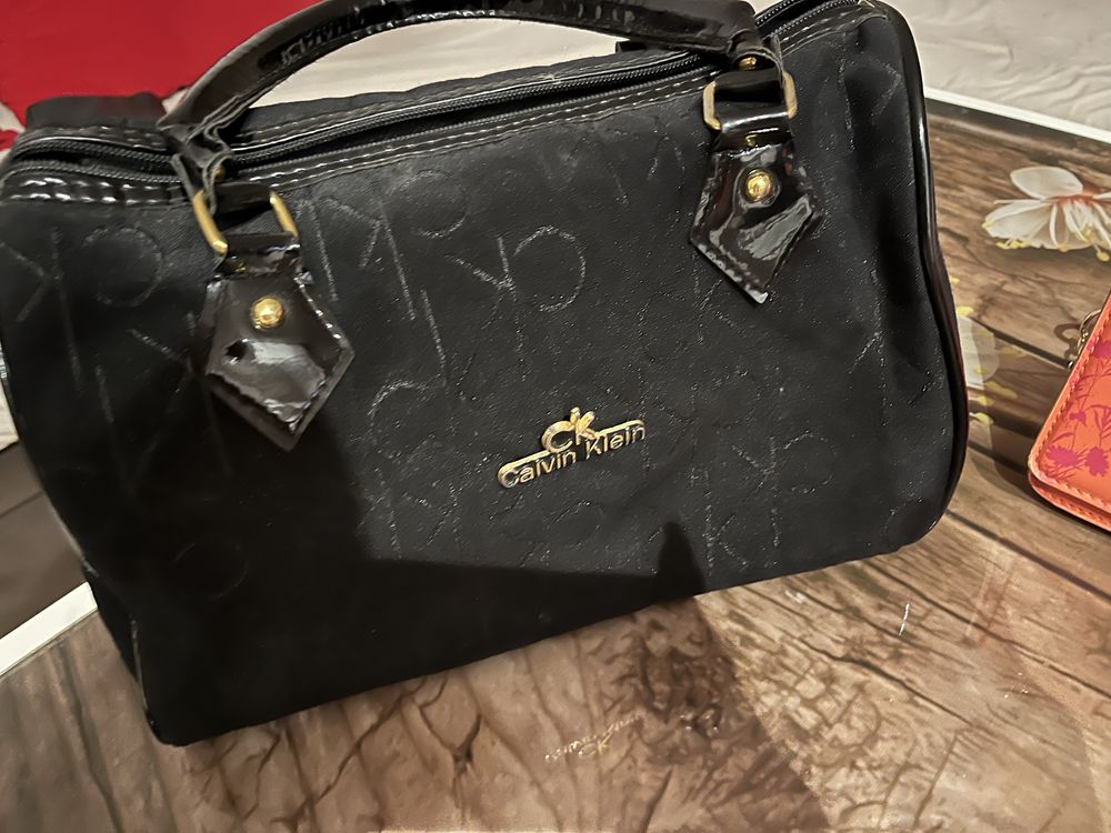 Чанти Guess, Nobo