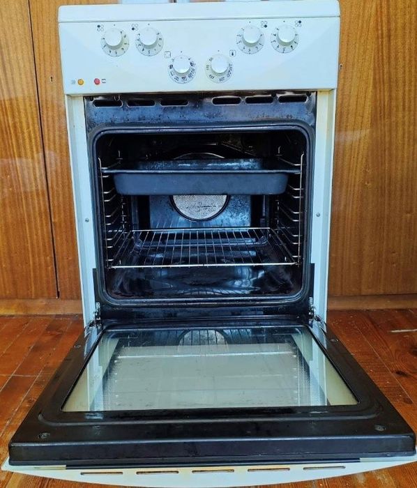 Готварска печка Gorenje с керамичен плот и вентилаторна фурна – 60 лв.