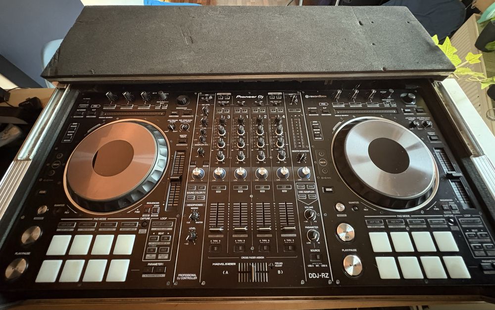Consola DJ Pioneer DDJ RZ + Flight Case