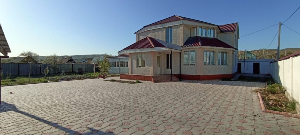 Кирпичный дом из 6 ти комнат в Красном Камне