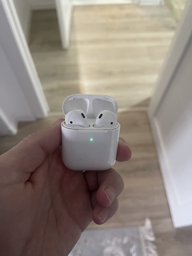 Продам кейс оригинал Airpods 2