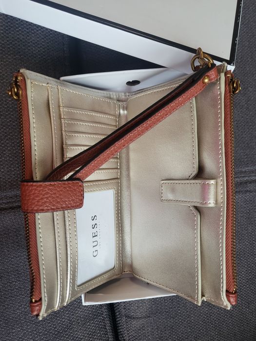 Guess голямо портомоне , портфейл нов неизползван с дръжка