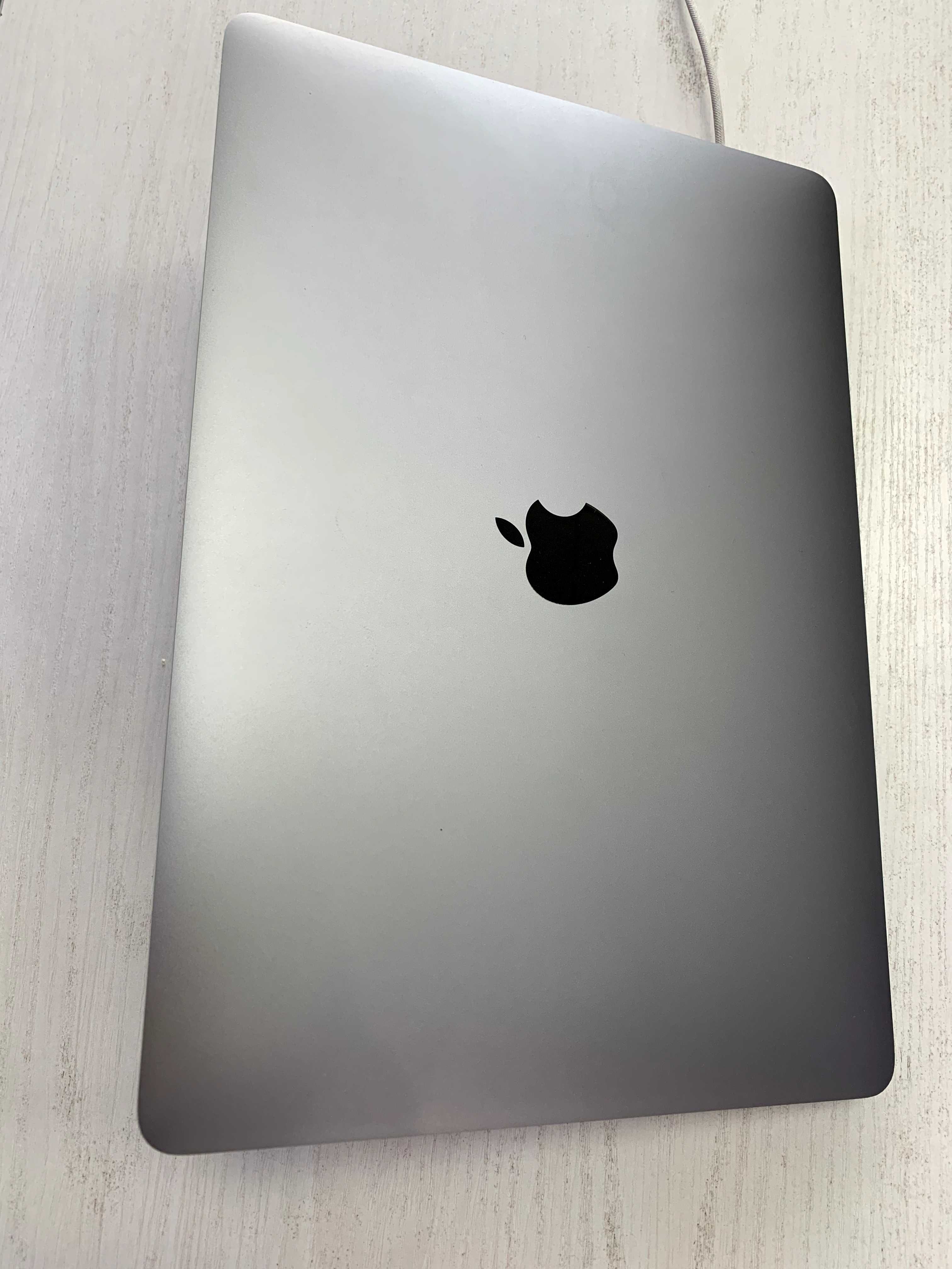 MacBook Air
M1 chip
16GB-256GB