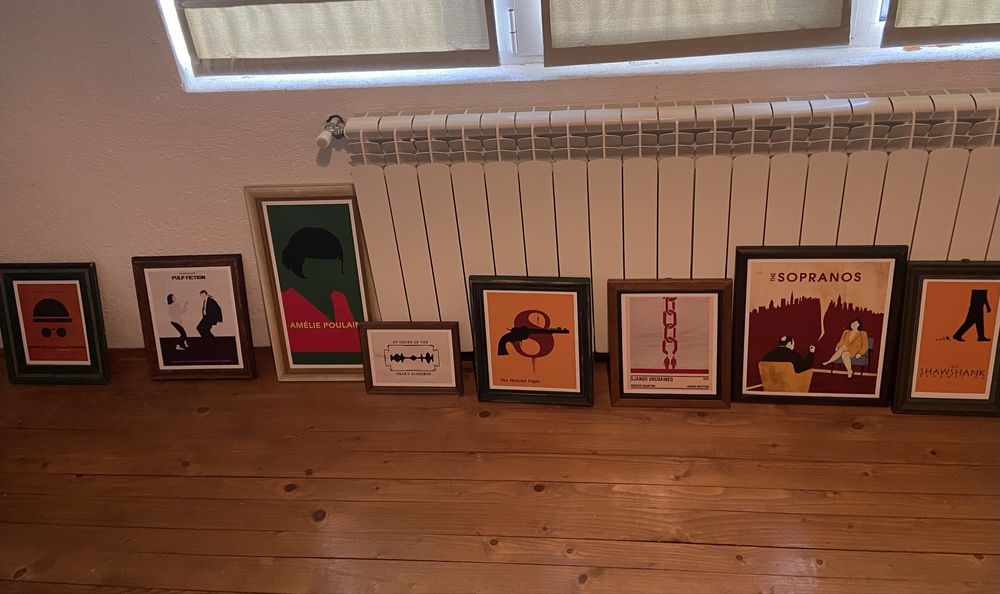 Стари дървени рамки с плакати от филми