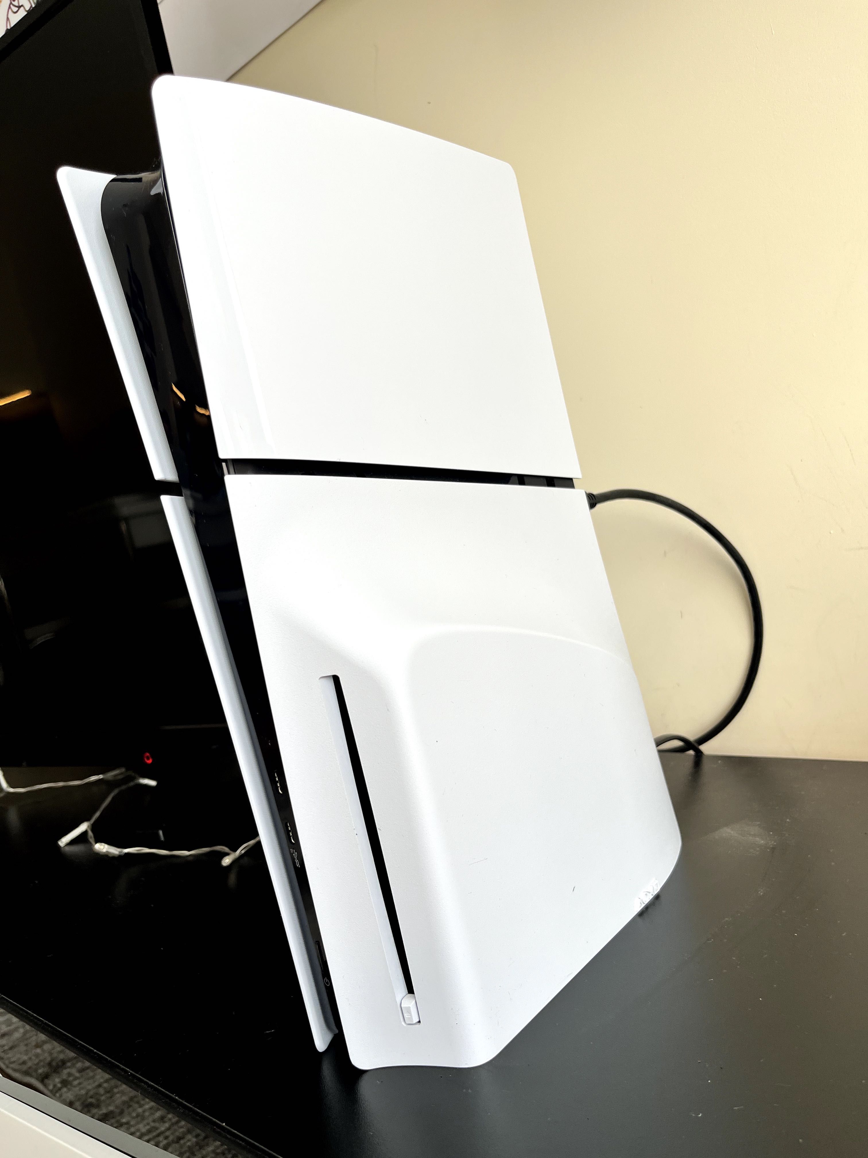 PlayStation 5 с 2 контролера - PS5 - почти нова