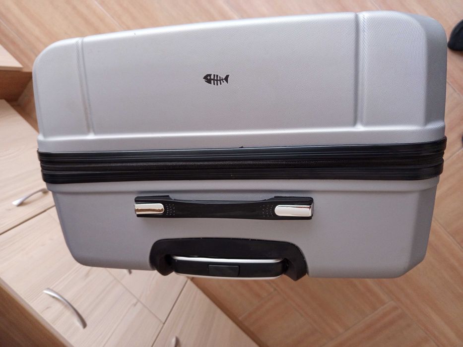 Куфар  с колелца с вместимост 90л.