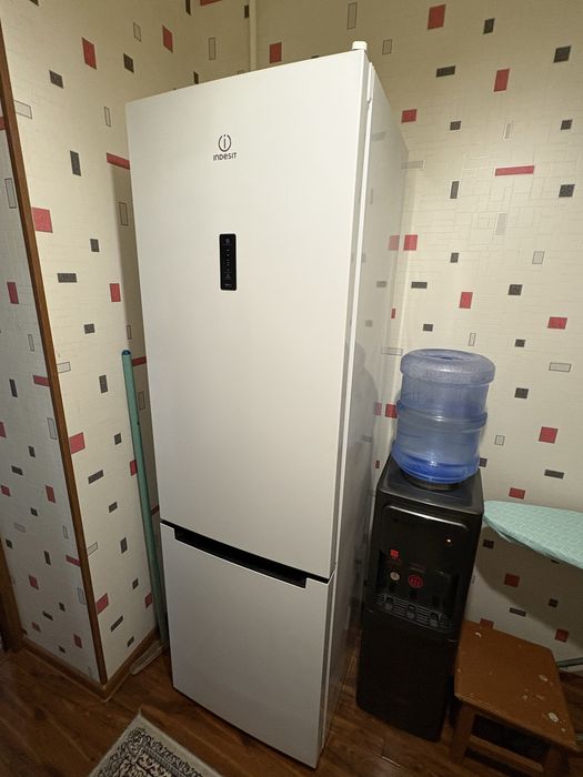Холодильник Indesit DF5200W