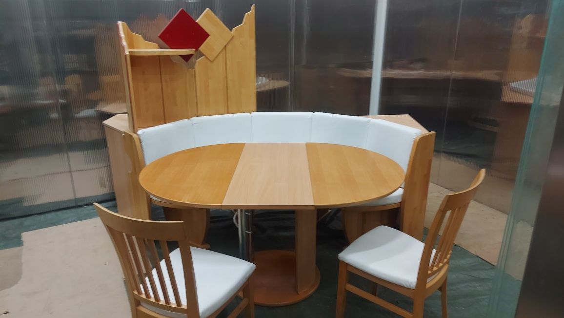 Colțar de bucătărie cu masa și scaune