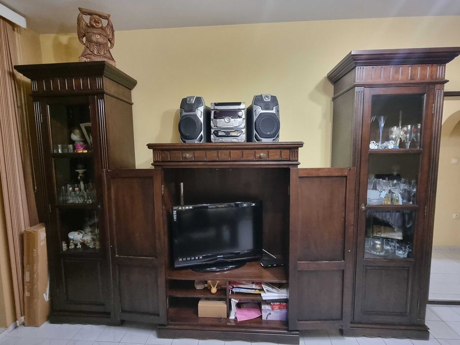 Холна секция от дърво и диван