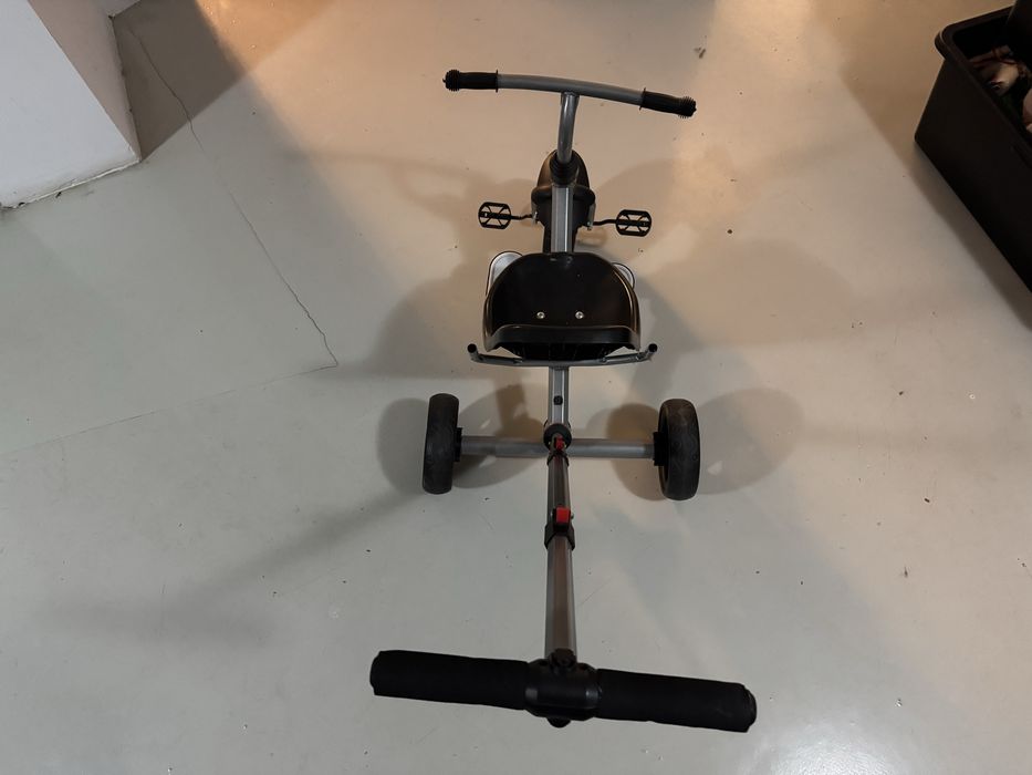 Tricicleta cu sistem de impingere pentru copii