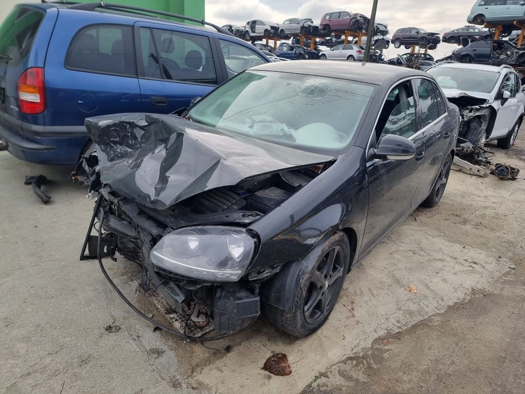 bara spate armatura haion portbagaj timonerie VW Jetta motor 2.0fsi BVY Dezmembrez