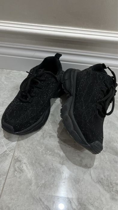 Кроссовка черная 40 размер