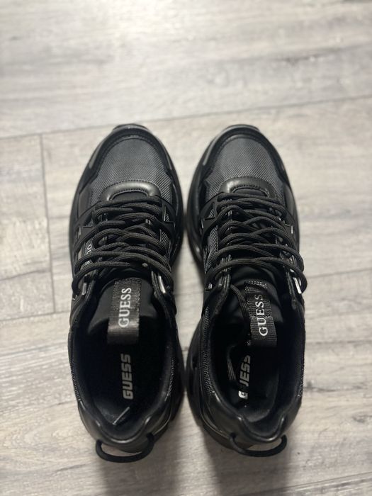 Adidași guess noi nouți.