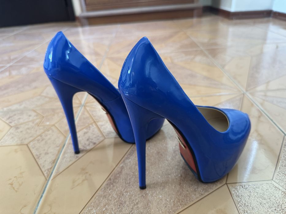 Туфли новые на высоком каблуке