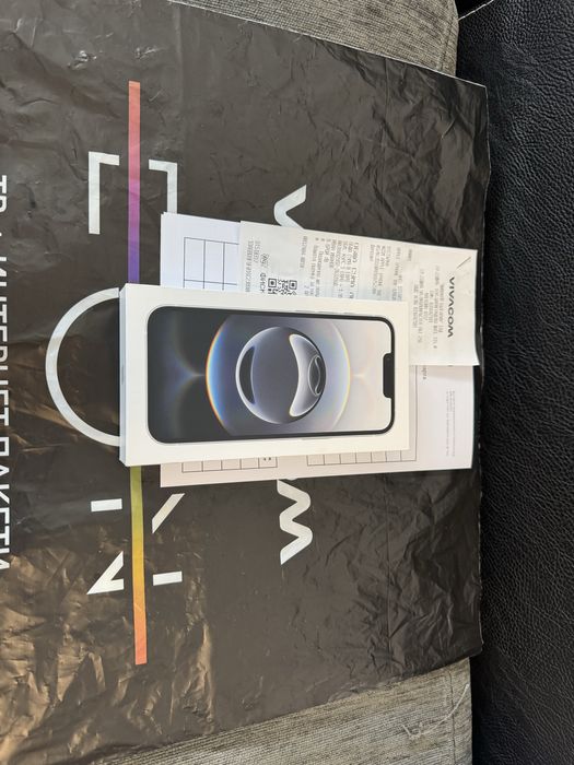 ЗАПЕЧАТАН 128GB iPhone 16e Гаранция Vivacom 2027 г. Бял Phone Stand