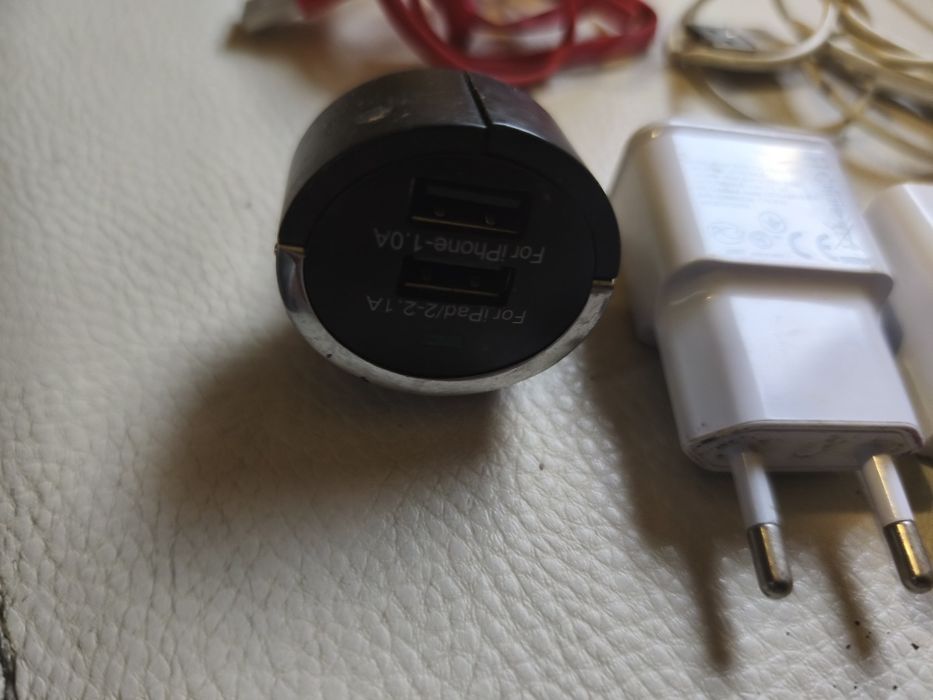 Încarcător 4bucati și cabluri telefon 50lei totul