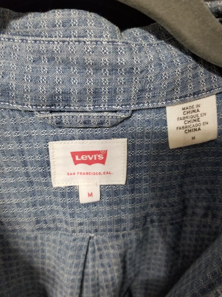 Camasa barbat Levi's. Marimea M, dar se potriveste si S. 100% bumbac