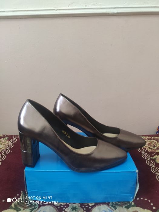 Чиройли вечерни туфли, холати янги