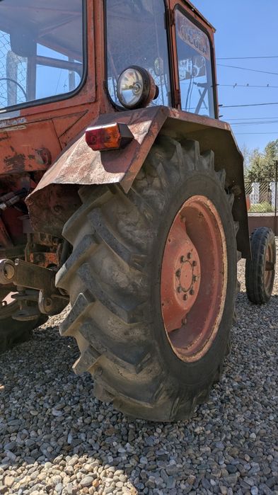Tractor 445 cu plug in stare de funcționare și remorcă două tone