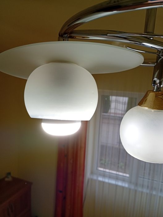 Lustra cu trei brațe