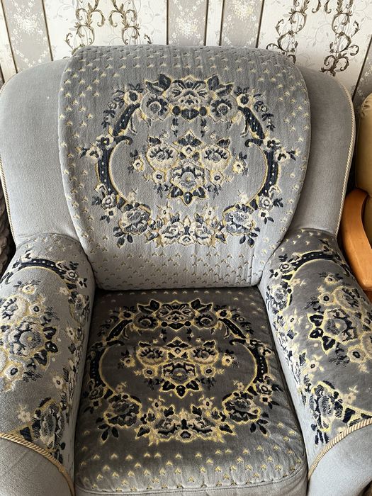 Один деван два кресло шесть стулья