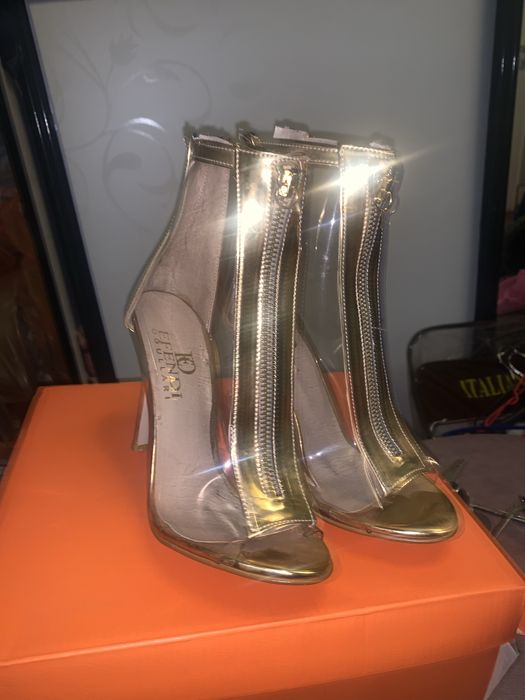 Обувь Новая. Надевали лишь на съмку. 37 размер.