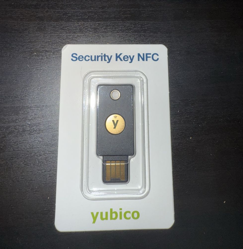 Token de autentificare hardware Security Key NFC Yubico