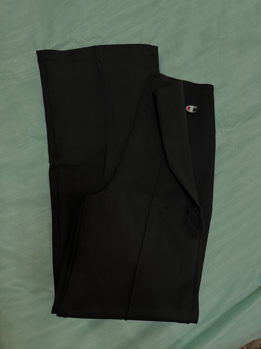 Правя разпродажба на нови и запазени дрехи.