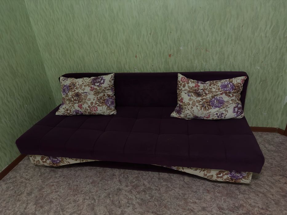 Продам диван б/у, двух метровый, нуждается  в химчистке 17500 тг