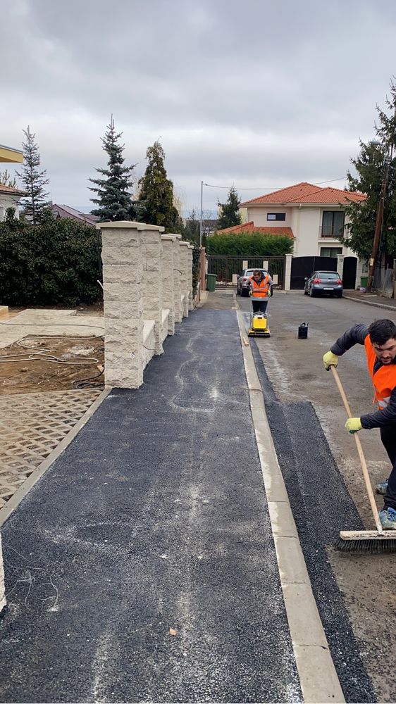 Amenajari exterioare pavaj , piatra cubica , asfalt .