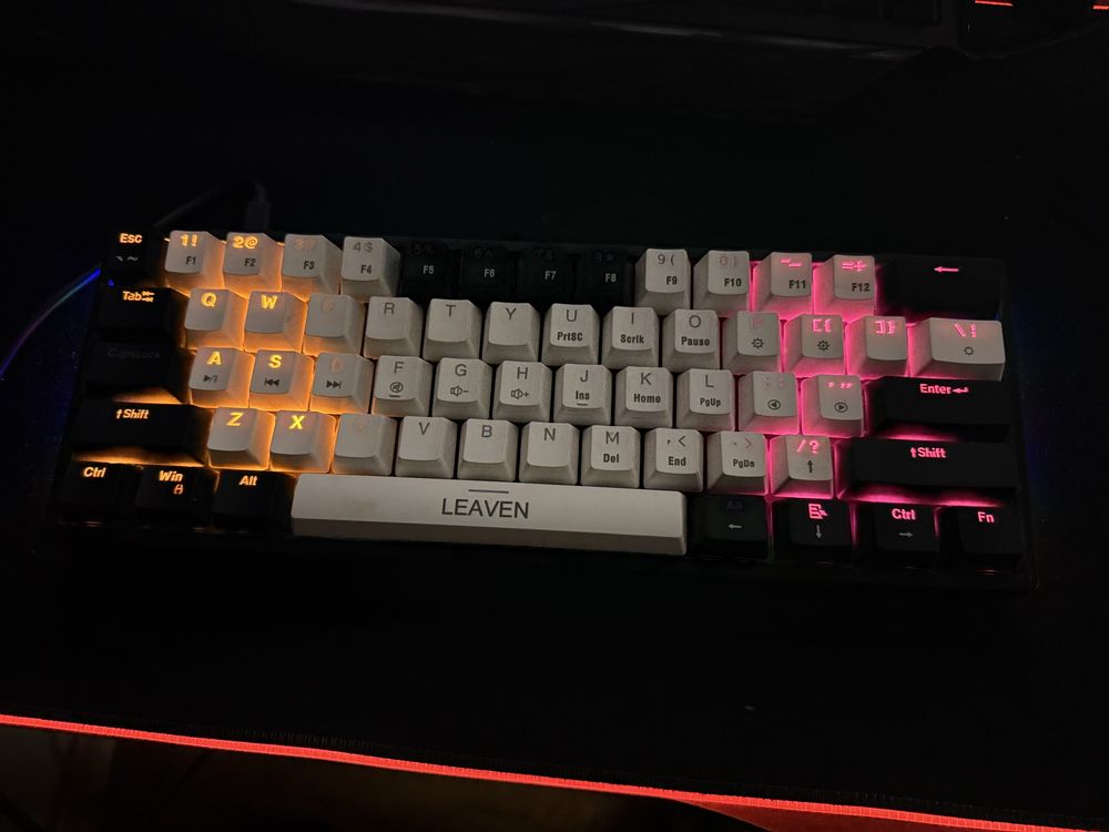 Срочно продам игровую механическую клавиатуру Leaven