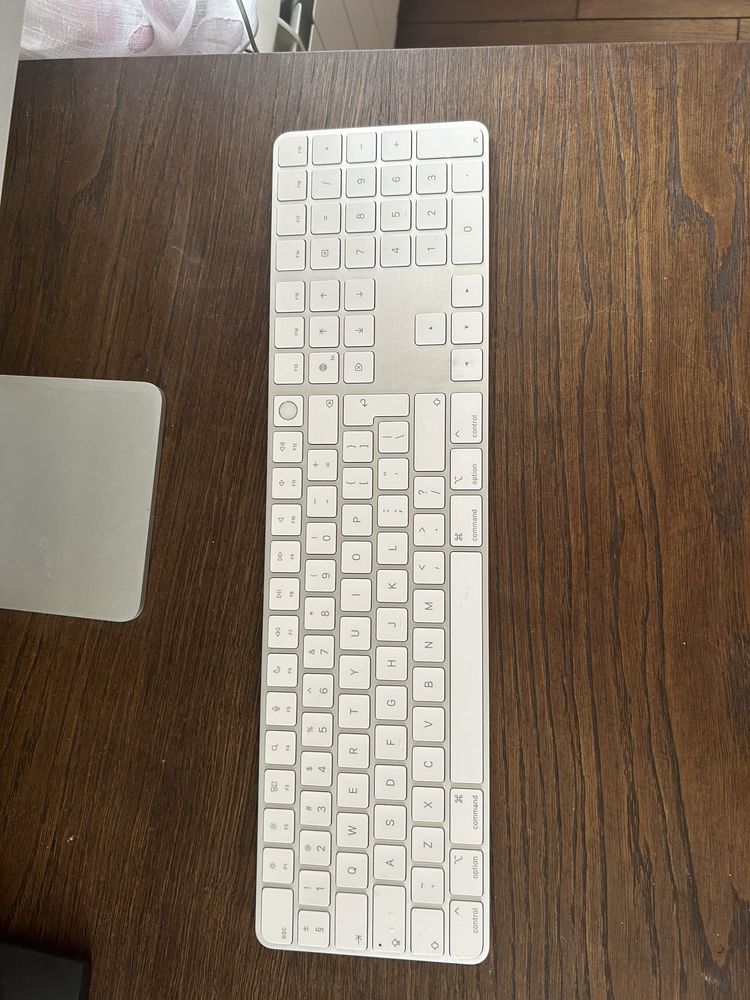 iMac 24inch, M1 2021г + безжична клавиатура и мишка
