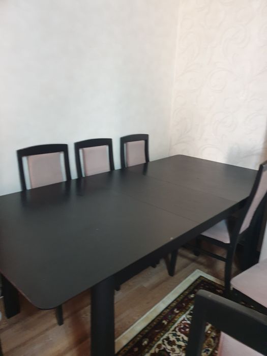 Продается стол в гостинную