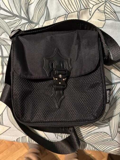 Чанта Trapstar Irongate T cross 2.0 body bag black edition!