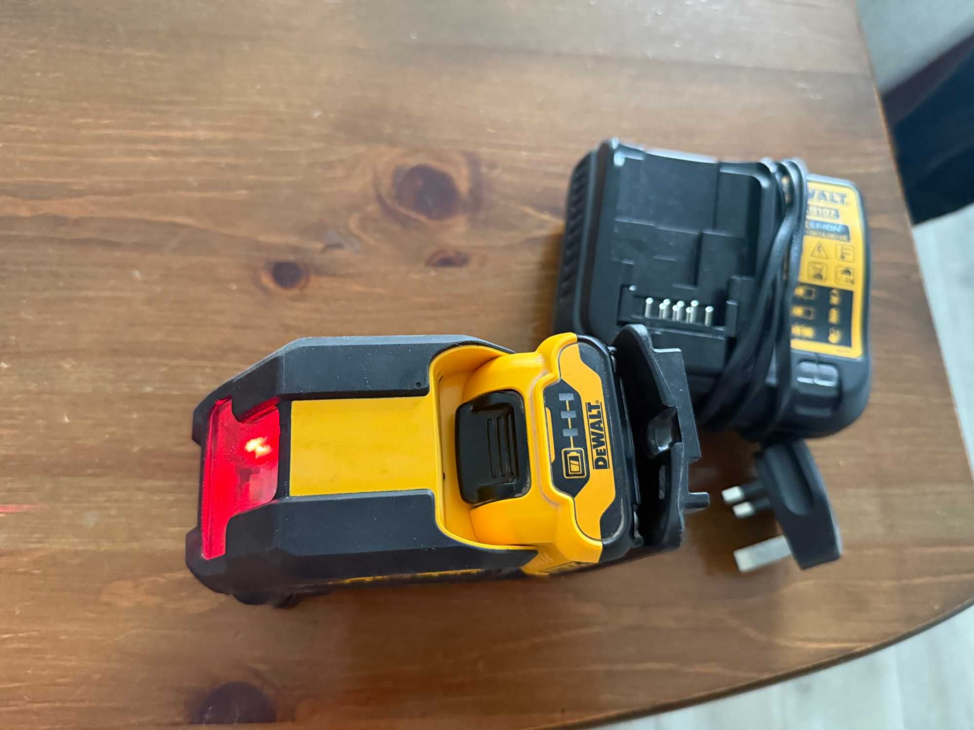 Лазерен Нивелир Dewalt DCE088R