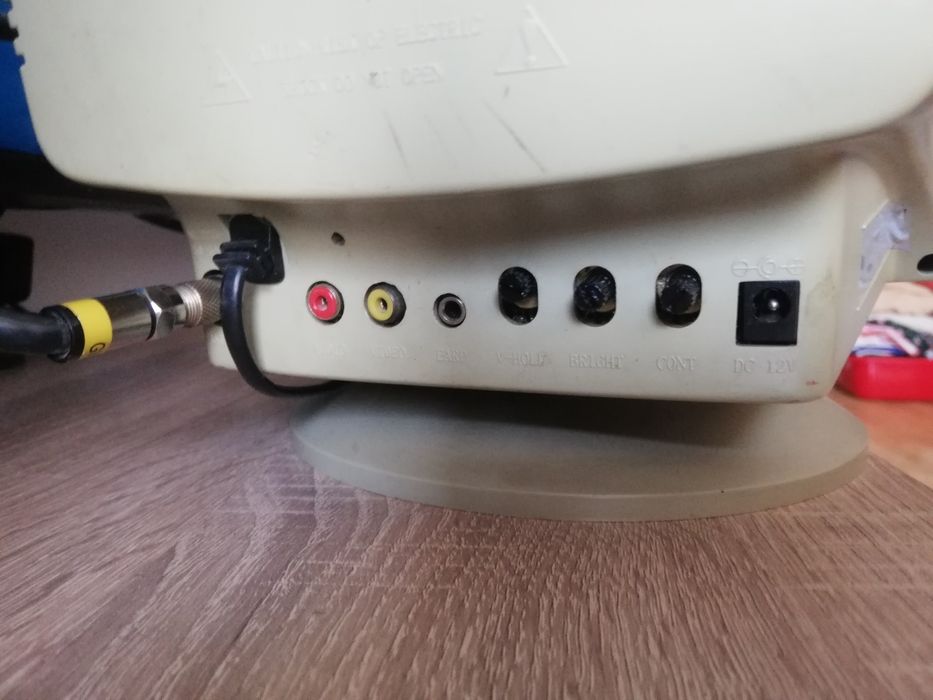 Vând televizor camping, 12v-220v alb-negru portabil.