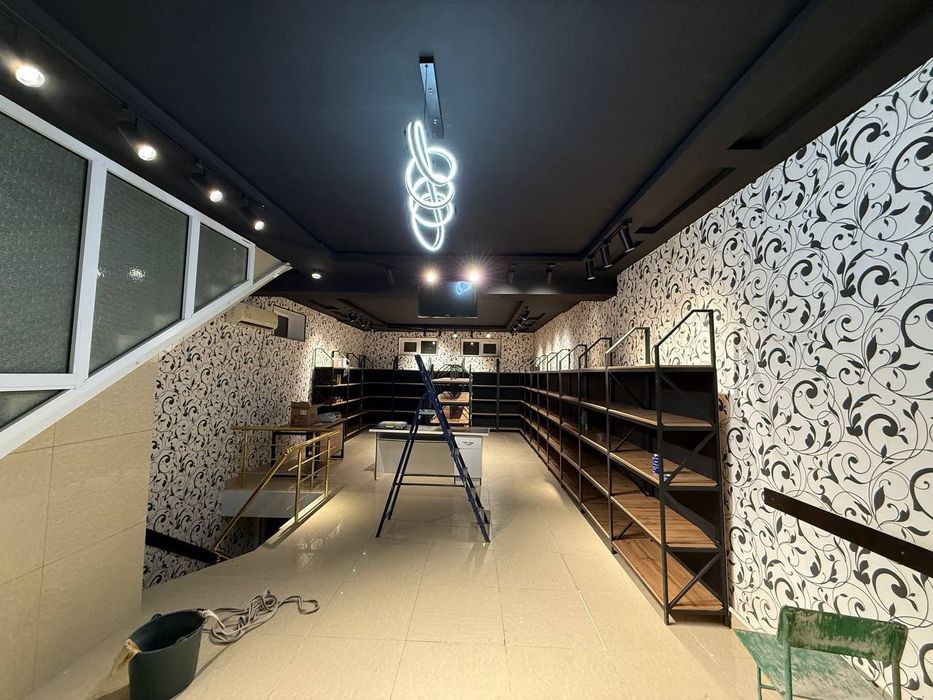 Vitrina, osvesheniya, kassa stoli, lyustra hammasi sotiladi