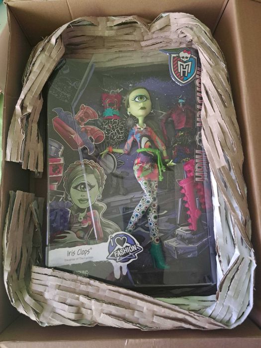 Monster High Iris Clops много рядка