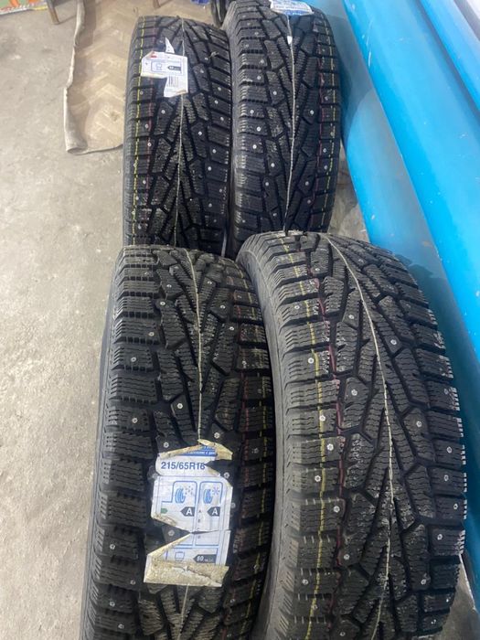Продам новый комплект зимних шин (шипы) 215/65, R16