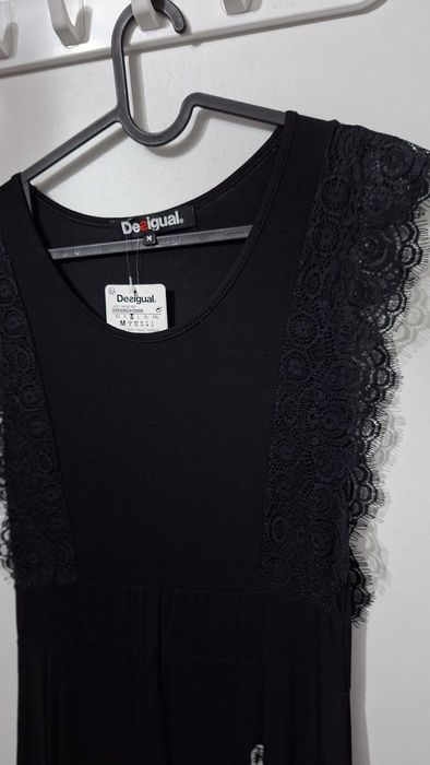 Елегантна черна рокля с флорални и пеперудени мотиви – Desigual