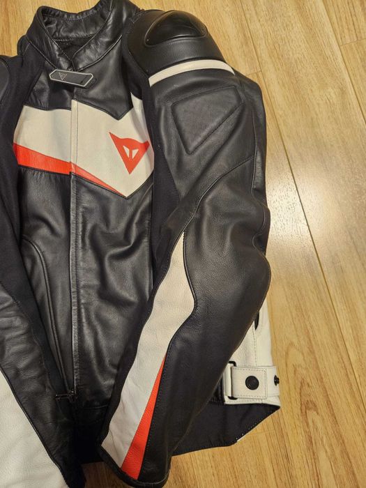 Vand geaca moto piele DAINESE Veloster, Marime 50, Pret 690 lei