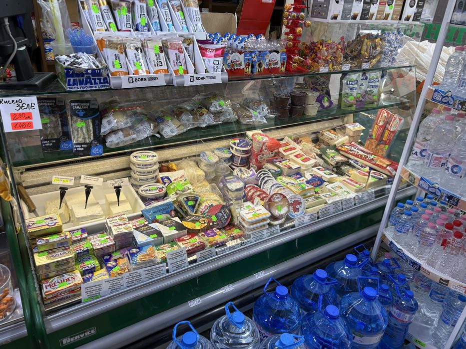 Продавам хладилни витрини 2бр и касов модул