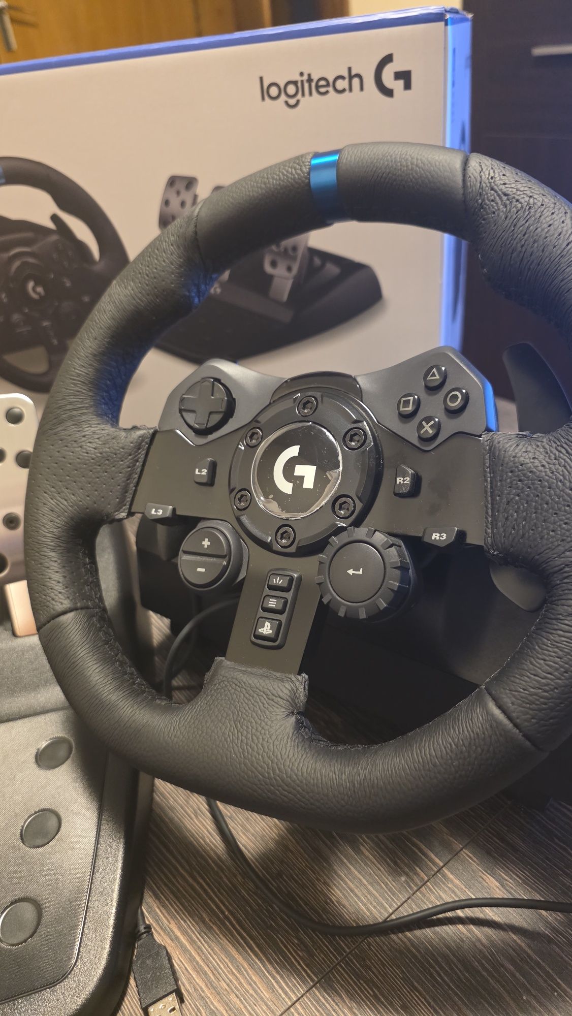 Кормило с педалиLogitech G923