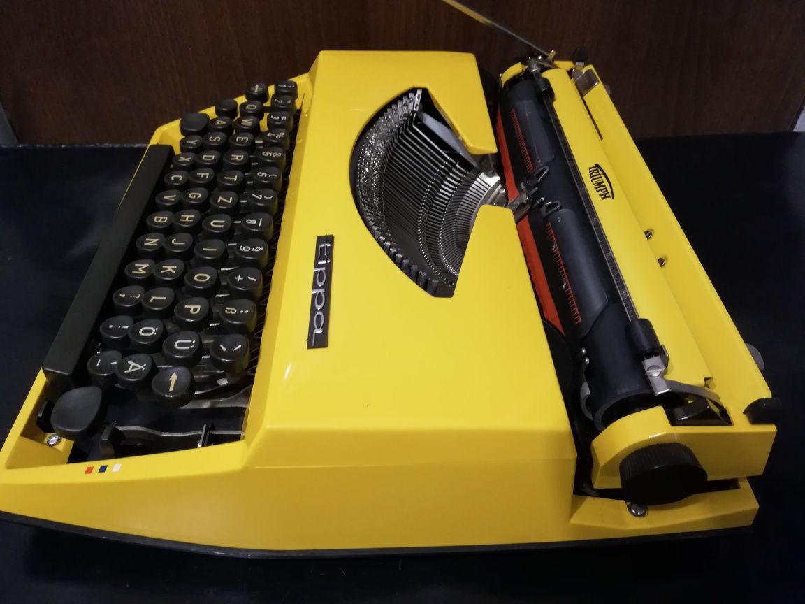 Mașină de scris tippa gata de lucru
