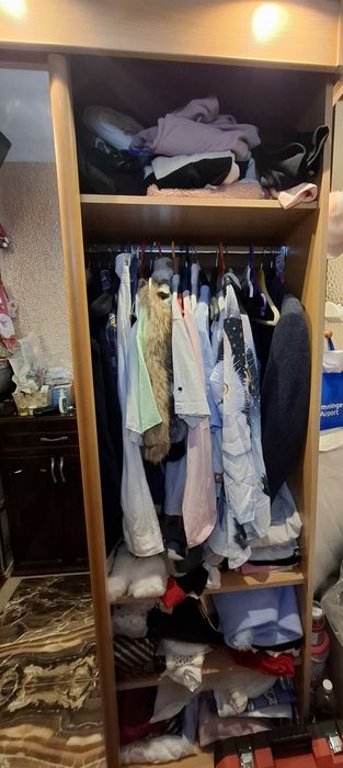 Гардероб с плъзгащи врати и осветление